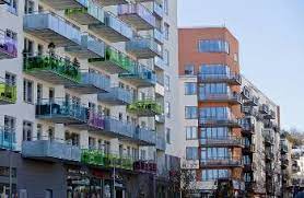 Ένα κύριο υπνοδωμάτιο κάτω και δύο μεγάλα υπνοδωμάτια για τους φίλους, την οικογένεια ή τα μικρά σας. To Problhma Ths Steghs Pairnei Olo Kai Megalyteres Diastaseis Die8nh Kai Oikonomia Tetraselido Rizospasths