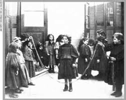 Si visitas una tienda de antigüedades seguro encontrarás más de. Proyecto Escolar Juegos Y Juguetes De Nuestros Abuelos Ninos Jugando Juegos Y Juguetes Imagenes