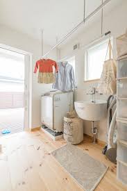 結露から解放された 暖かい吹抜けのあるシンプルハウス ランドリールームのデザイン バスルームのデザイン ランドリールーム