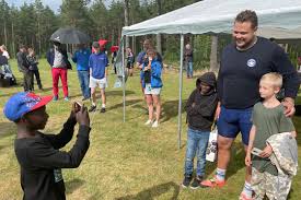 Han föddes i solna 1992 och började ägna sig åt friidrott i de yngre tonåren. Varldsarsbasta Av Daniel Stahl Perfekt Os Genrep Friidrottaren