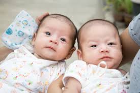 Cara melahirkan bayi normal, video berikut ini adalah pelatihan, bagai mana menangani ibu hamil yang mau melahirkan proses persalinan normal bayi besar 4,1 kg, persalinan normal bayi jumbo apakah anda takut membayangkan rasanya. Proses Melahirkan Anak Kembar Normal Dan Operasi Caesar