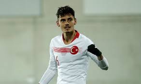 Aylin ile kaan çiftinin essen'de bulunan otel ruhrturm'da gerçekleştirilen düğününe, fortuna düsseldorf ve milli takımdan arkadaşı kenan karaman, cengiz ve ayhan ailelerin yanı sıra yaklaşık 500'ü aşkın davetli katıldı. Enes Unal In Belcikali Sevgilisi Bakin Kim Milli Takim Formasiyla Ilk Gollerini Atti Galeri Takvim