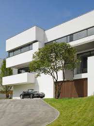 Multi Generation Strauss Residence Guarded By The Garage Volume Video Freshome Com Architecture House Designs Exterior House With Porch