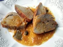 Tagliate a metà i chicchi di uva e lo speck a julienne, fate sciogliere il burro in una ricordatevi che il filetto di maiale va servito ancora leggermente rosato all'interno, questo per mantenere intatta le sua. Filetto Di Maiale Alla Senape E All Arancia Un Idea Natalizia Cucchiaio E Pentolone