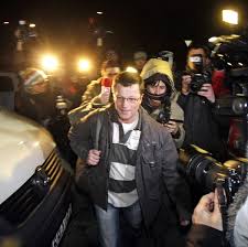 Két ikergyerek beszélget az anyukájuk hasában. Stohl Andras Elhagyja A Budapesti Fegyhaz Es Borton Kozma Utcai Epuletet Blikk