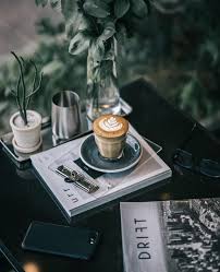 Kaffee Aus Einzigartigem Rebenholz Rostverfahren Mit Ausgewahlten Kaffeebohnen Aus Ausgesuchten Provenienzen Der Best In 2020 Coffee Smell Coffee Cups Coffee And Books