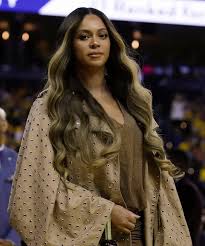 13.05.2019 · beyonce's hair colorist, neal farinah, posted photos of beyonce with her new do, writing: Beyonce Shows Off A New Hair Color At Nba Finals Game