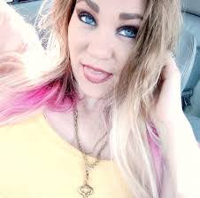 Diane Gee's Instagram, Twitter & Facebook