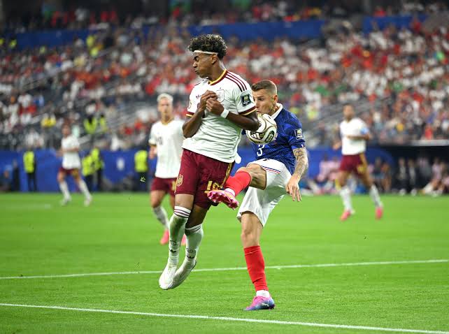Lucas Digne's foul on Lamine Yamal