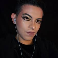 Look para el concurso de @ltorresbeauty 🖤💛🖤💛 @lulismos sigue a  @ltorresbeauty 💛🖤💛🖤 . . . #makeup #artisticmakeup #art #muacdmx #mua  #luistorresbeauty #graphiceyeliner