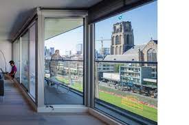 De studio is 60m2 en kan bewoond worden door 1 persoon, een koppel of eventueel vrienden of vriendinnen die het heel goed met elkaar kunnen vinden. Mvrdv Markthal Markthalle Und Wohnungen In Rotterdam Floornature