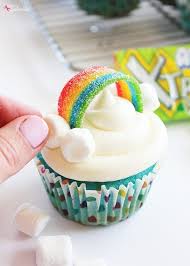Folgen sie den anweisungen und machen sie einen bunten kuchen. Regenbogencupcakes Diy Geburtstags Regenbogen Cupcakes Cupcakes Cupcake Ideen Geburtstag