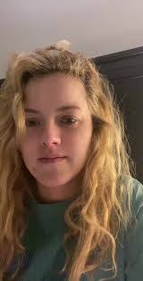 Laura Wanless's Instagram, Twitter & Facebook