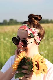 Ein flower power must have: Miss Suzie Loves Festival Frisuren Feines Haar Stirnband Haarband Hippie Style Festivallook Open Air Flower Power Incase Of Beauty Susanne Heidebach Sonnenbumen Max Mara Bandana Styling Miss Suzie Loves