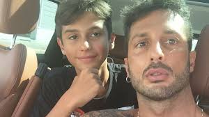 Fabrizio corona oggi | esce dal carcere e cambia look. Carlos Corona Com E Oggi Il Figlio Di Fabrizio Corona E Nina Moric Eta