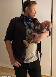 199,591 likes · 656 talking about this. Elon Musk Teilt Den Herzerwarmenden Seltenen Schnapp Von Baby X Ae A Xii Der An Papas Hemd Zieht Aktuelle Boulevard Nachrichten Und Fotogalerien Zu Stars Sternchen