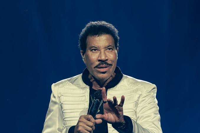Lionel Richie's family 'concerned' after he was taken to hospital by ambulance after concert - The Mirror