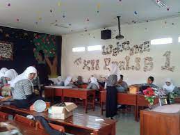 Mereka memang telah terbiasa mamnfaatkan internet di hp untuk melihat informasi gambar untuk dijadikan contoh. 37 Info Terbaru Cara Menghias Kelas Smp Sederhana