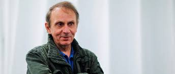 Si à l'époque il ne renonçait pas au droit d'auteur, il déplorait surtout « l'incapacité qu'il y a eu à reconnaître que des échanges hors marché d'internaute à internaute sont des conséquences normales de la. Michel Houellebecq Et Son Messager Chimique Le Point