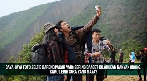 Oscar lawalata melemparkan senyuman manisnya saat berselfie dengan pacar bulenya. Gaya Gaya Foto Selfie Bareng Pacar Yang Sering Banget Dilakukan Banyak Orang Kamu Lebih Suka Yang Mana Ilmupedia Co Id