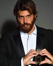 Can yaman i̇talya'da kendi parfümünü satışa çıkardı. Wboydcoo25hbcm