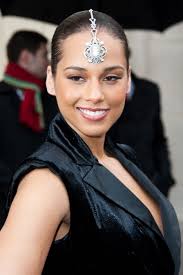 Huffpost calls her a hair chameleon, and she's been known to sport everything from her signature braids, to an amazing afro. Today S Hair Accessory Obsession Alicia Keys Forehead Jewelry Glamour
