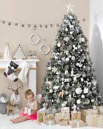 9 Ultra Chic Monochromatic Christmas Tree Decorating Ideas Christmas Tree Decorations Diy White Christmas Trees Christmas Tree Decorating Themes