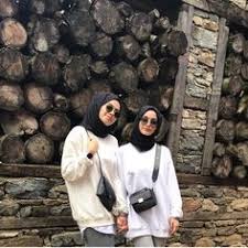 Inspirasi baju couple muslim berikut ini pas banget buat kamu pakai bersama pasanganmu ketika menyambut apalagi bagi kamu yang sudah menikah, pengen kan tampil serasi dengan baju couple muslim yang keren. 63 Ide Friend Couple Pakaian Wanita Model Pakaian Hijab Wanita