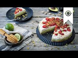 Mit früchten, beeren und allem was den sommer schön macht. Raw Cake Rezept Mit Kokos Limette Avocado Veganer Rohkostkuchen Edeka Youtube