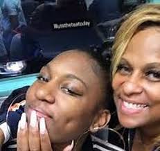 YoYo must have really loved Tupac…her oldest daughter looks just like him🍵