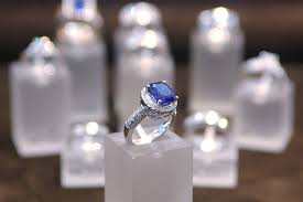 El anillo de compromiso se caracteriza por su diseño atemporal y elegante, y suelen realizarse en oro amarillo aunque cada vez está más de moda usar el oro rosa, blanco o gris e incluso el platino o el paladio. Pensando En Casarte Cuanto Gastan Los Chilenos En Un Anillo De Compromiso Emol Com