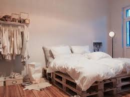 Einrichtungsidee Palettenbett Schones Bett Aus Europaletten Kleiderstange Und Gemutliche Holzdielen D Europaletten Bett Bett Aus Paletten Zimmer Einrichten