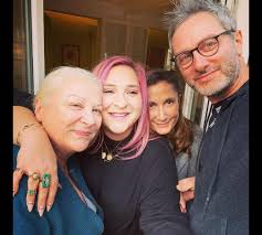Elle signe son premier film, une comédie noire, sac de noeuds en 1985. Richard Berry Accuse D Inceste Sa Niece Marilou Berry Reagit Et Prend Parti Purepeople