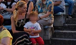 Το άλμπουμ της βάπτισης του γιου τους. Faih 3yla Me Ton 3xrono Gio Ths Sthn Premiera Toy Kwnstantinoy Giannakopoyloy Mothersblog Gr