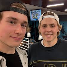 First selfie of rookie year ➡️ last selfie of rookie year 🥹