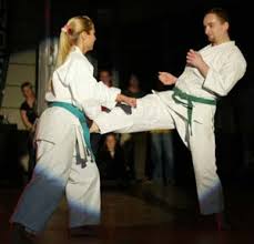 Karate has many different stances, each used to for different types of power and movement. Asiatischer Kampfsport Beginnt Und Endet Mit Respekt Uni Aktuell Tu Chemnitz