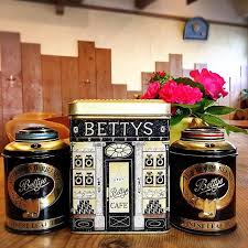 betty s tea canisters 紅茶を楽しんでいる時に ふとbetty sの紅茶缶のイラストに目がとまる 丸い紅茶缶とイラストの紅茶缶の絵が同じなんだな 紅茶缶好きの私はこんな小さな事で喜んだり 感心したりして 一杯の紅茶がすすみます