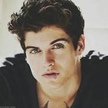 Vamos a darnos, quien les hubiese gustado que realizará el papel de nuestro  Hardin, en vez de Hero. (Insertar imagen si no, no cuenta>:v) . . «Alexa🥀»