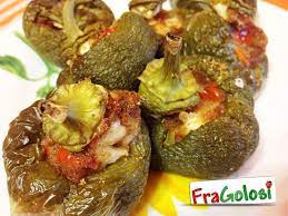 Bagnare appena la mollica e unirla con 3 pomodori pelati e ridotti in pezzettini. Ricetta Peperoni Ripieni Alla Siciliana Ricette Di Fragolosi