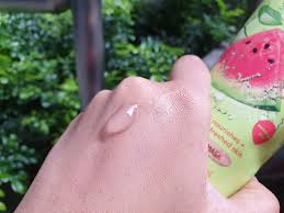 Juicy cloudberry, enriched with omegas and vitamin c, illuminates for a healthy quench thirsty skin with this water gel mask that instantly hydrates for a smooth, radiant complexion. Illy Ariffin Com Freeman Hydrating Water Gel Mask And Soothing Cooling Mask Review