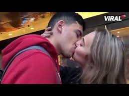 رهيب فتاةمثيرة تطلب من شباب لعب لعبة بوس Kissing Youtube
