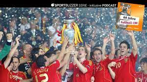 Bi de em 2008 z öschtriich und in de schwiiz isch schpanie dann zum zwoite mol europameischter worde. Die Geschichte Der Fussball Em 2008 Die Geburt Von Spaniens Tiki Taka Dominanz Sportbuzzer De