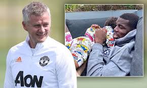 Le club anglais débourse plus 105 millions d'euros pour acquérir paul pogba. Paul Pogba Relaxes With His Son During 14 Day Self Isolation Period Tell My Sport