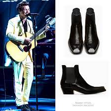 The actor, singer and whatever else he tries his hand at next stopped by to see bff nick grimshaw on. Twitter à¤ªà¤° Harry Styles Fashion Archive 08 31 17 Harry Wore Calvinklein Chelsea Boots 1 095 On Jonathan Ross Https T Co Toxfqirmsj