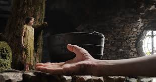 Uma noite, em plena hora das bruxas, ela é raptada por um gigante orelhudo que a descobriu espiando pela janela. Watch Trailer For Steven Spielberg S The Bfg Grabs Hold Of Your Imagination Indiewire