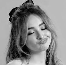 سقطت قطعة من القمر على الارض ف أصبحت #انثي__الجدي❤️❤️ منورة الدنيا كلها  ياوحش الكون 😍