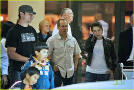 James lafferty as nathan scott (22 episodes) bethany joy galeotti as haley james scott (22 episodes) sophia bush as brooke davis (22 episodes) austin nichols as julian baker (22 episodes) robert buckley as clay evans (20 episodes) shantel vansanten as quinn james (20 episodes) jackson brundage as jamie scott (18 episodes) lee norris as mouth. Sophia Bush James Lafferty Couple Going Strong Photo 1113591 James Lafferty One Tree Hill Sophia Bush Pictures Just Jared