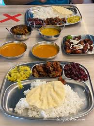 Existem muitos restaurantes com folhas de bananeira em bangsar, kuala lumpur, no entanto, há um restaurante bom e limpo localizado em lorong ara kiri 1, lucky garden, chamado bala's banana leaf restaurant. Bala S Banana Leaf Bangsar Bangsar Babe
