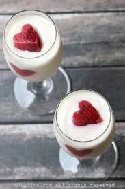 Postre De Gelatina De Coco Panna Cotta Con Corazones De Fresa Y Frambuesa Laylita Com In 2020 Coconut Desserts Panna Cotta Coconut