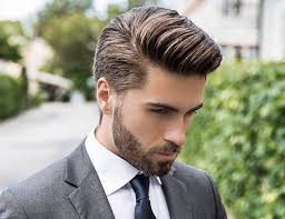 Capelli uomo rasati ai lati con ciuffo. Capelli Uomo Il Taglio Maschile Di Tendenza E Con Ciuffo E Sfumato Foto